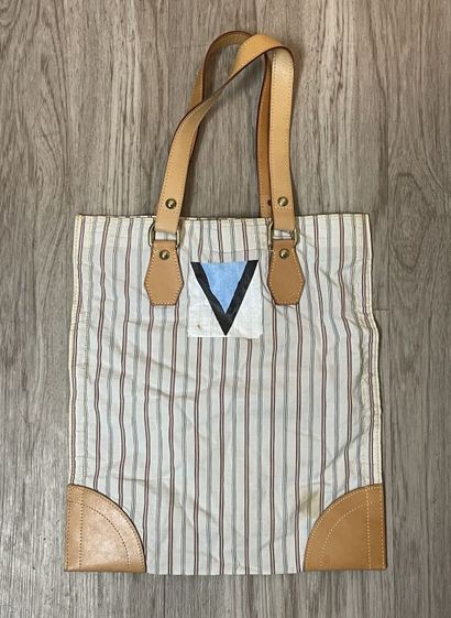 null LOUIS VUITTON

Sac cabas de plage 35 cm en tissu blanc et cuir marron à surpiqûres...