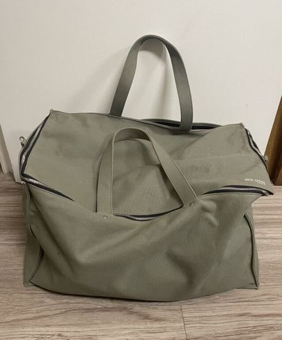 null JACK SPADE

Travel bag in green fabric, double handle, zipper closure. 

Width:...