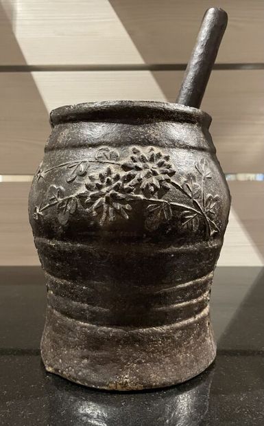 CHINA, 20th century 
Cast iron mortar with...