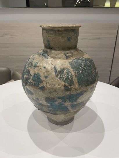 TRAVAIL DU XXe siècle 
Vase globulaire sur talon à col droit en grès à décor de...