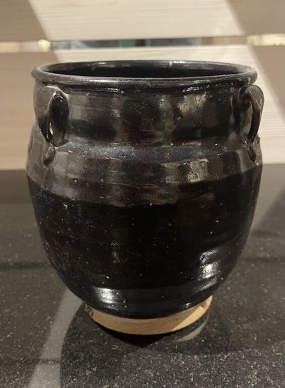  JAPON, XXe siècle 
Vase légèrement pansu en grès émaillé noir orné de quatre petites...
