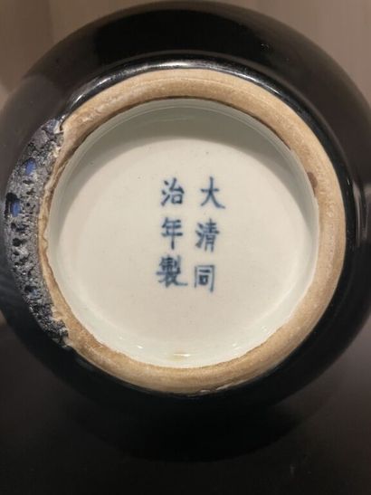 CHINE 
Vase de forme Tianqiuping en porcelaine émaillée noire. 
Marqué sous la base....