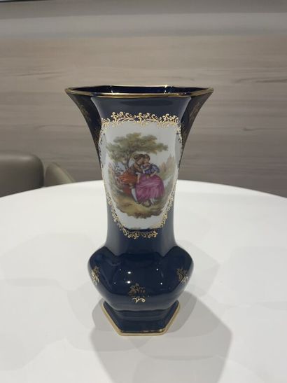  LIMOGES, XXe siècle 
Vase de section hexagonale à panse renflée sur talon en porcelaine...