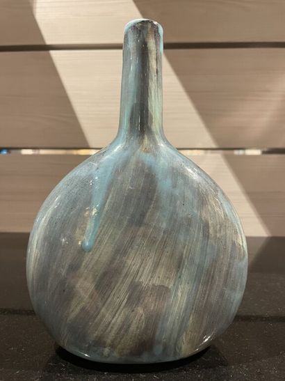 null Roger CAPRON (1922-2006) pour Vallauris 

Vase de forme gourde aplatie en céramique...
