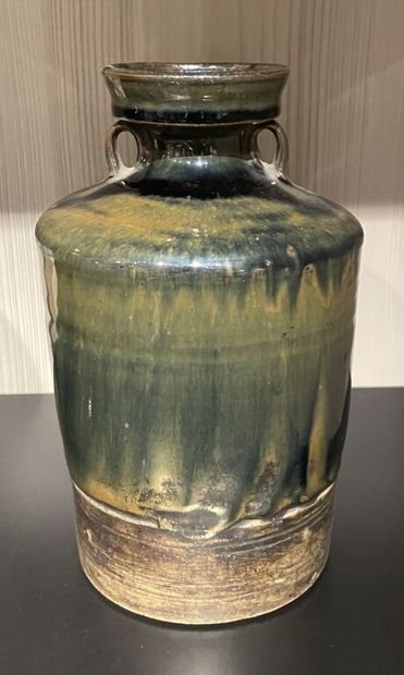  JAPON, XXe siècle 
Vase tronconique à col resserré en grès partiellement émaillé...