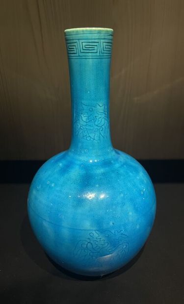  CHINE, XXe 
Vase de forme Tianqiuping en porcelaine émaillée bleue à décor d'oiseaux...