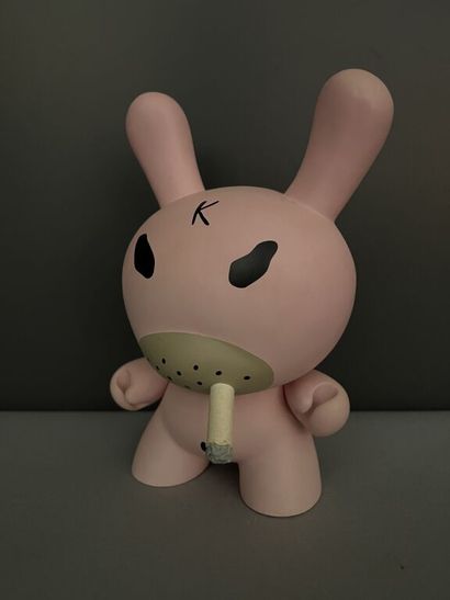 null KOZIK & KIDROBOT.

Smorkin' Dunny (Pink). 

H. 19 cm. 

In its original box...