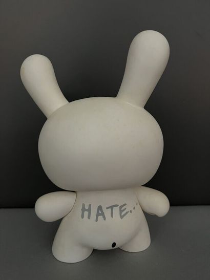 null KOZIK & KIDROBOT.

Smorkin' Dunny (White). 

Signé sous un pied.

H. : 19 cm....