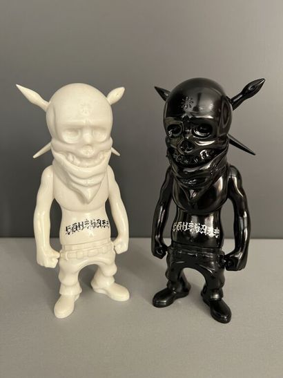  USUGROW + Mitsuhashi TANABE & SECRET BASE. 
The Rebel Ink (White + Black). 
2 figurines....