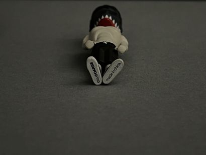  COARSE (Toys) 
Jaws. 
Porte-clé. 
H. : 6,5 cm. 
Dans sa boîte et blister d'origine...