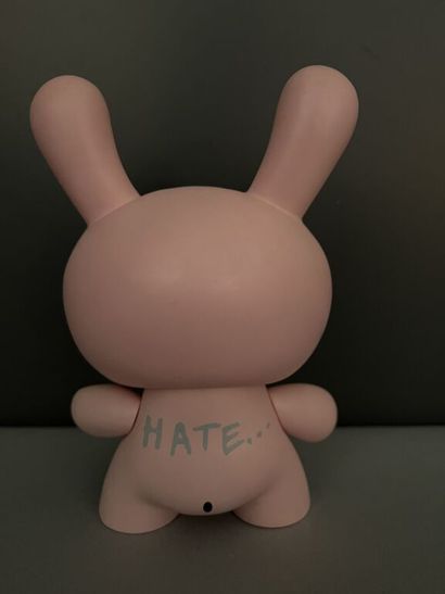 null KOZIK & KIDROBOT.

Smorkin' Dunny (Pink). 

H. 19 cm. 

In its original box...