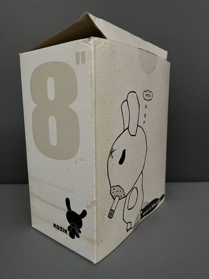 null KOZIK & KIDROBOT.

Smorkin' Dunny (Pink). 

H. 19 cm. 

In its original box...