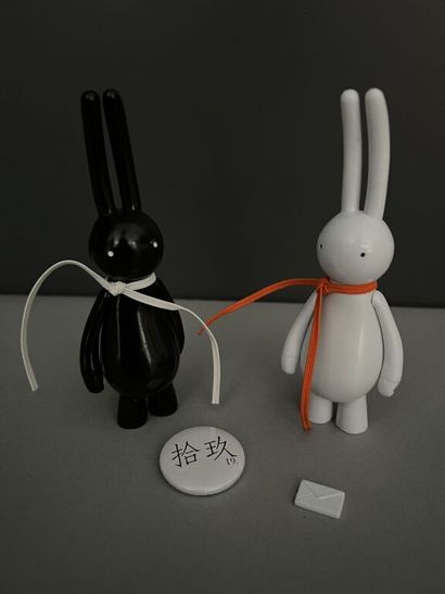 null MR CLEMENT & LAPIN FACTORY.

Little rabbit (Black + White), 2007. 

2 figurines....