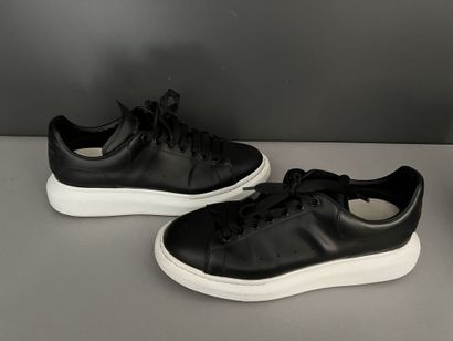  [FRAIS JUDICIAIRES : 14,28% TTC] ALEXANDER MCQUEEN 
Paire de sneakers en cuir noir...