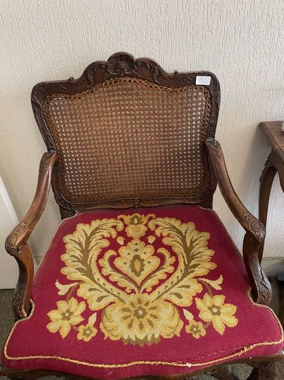 Deux fauteuils dépareillés en bois naturel mouluré, le dossier à la Reine. 
En partie...