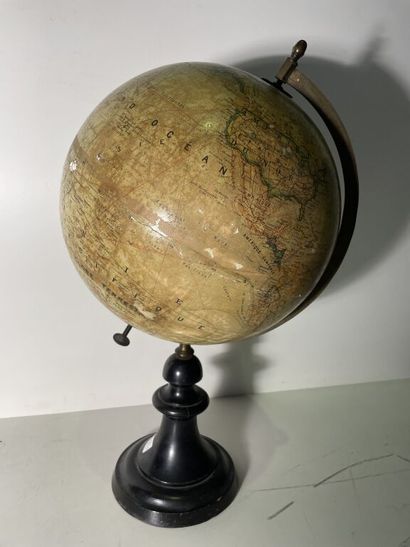 Globe terrestre en plâtre recouvert d'une...