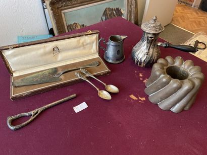 null Lot in silver plated metal including a pie server, a small milk jug, an umbrella...