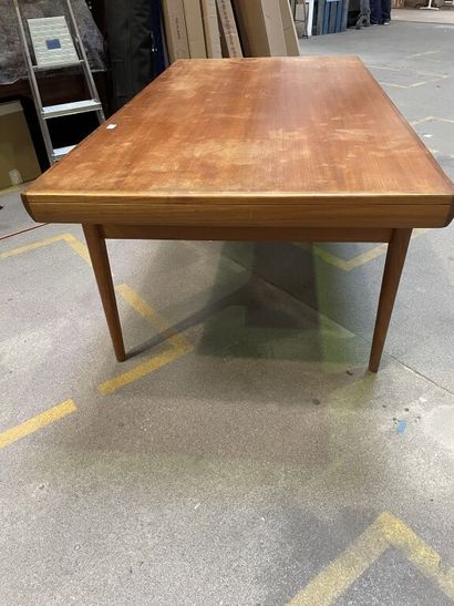 null VAMO SONDERBORG

Table rectangulaire en bois naturel avec système à allonges...