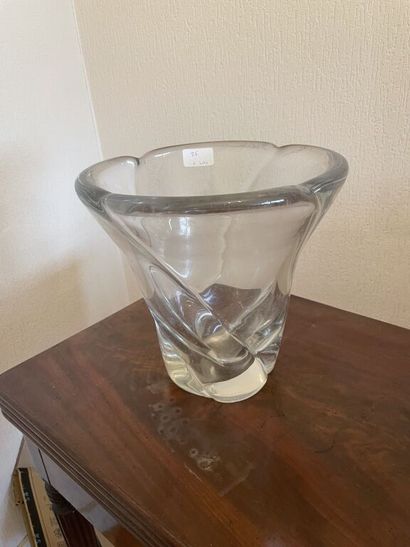  DAUM 
Vase en cristal. 
Vers 1960. 
Signé Daum France. 
H. : 25,5 cm. 
Diam. : 26...