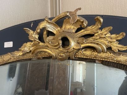 null Large rectangular mirror in gilded and carved wood, framed in the Bérain style,...