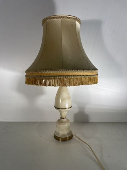 Lampe de table en pierre dure blanche à abat-jour....