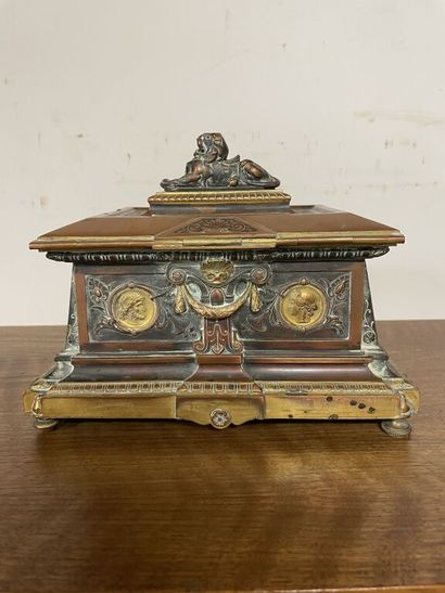 null Maison Léopold OUDRY 

Boîte à bijoux du XIXe siècle reprenant la forme du sarcophage...