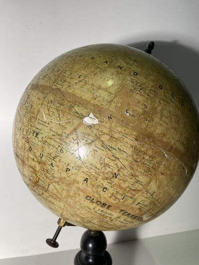 null Globe terrestre en plâtre recouvert d'une lithographie posant sur un support...