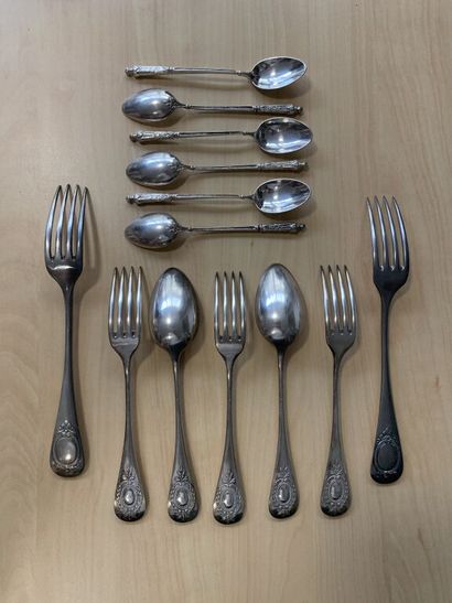 null Important lot in silver plated metal including :

1 nutcracker

 Pair of salad...