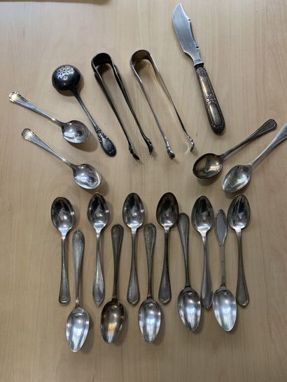 null Important lot in silver plated metal including :

1 nutcracker

 Pair of salad...