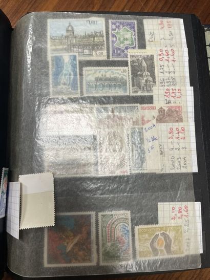 null Très fort lot de timbres du monde entier : France, Togo, Cambodge, Indochine,...