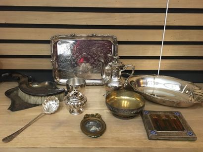 null Lot in silver plated metal including : 

1 cup on foot of style Empire with...