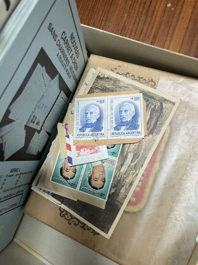 null Très fort lot de timbres du monde entier : France, Togo, Cambodge, Indochine,...