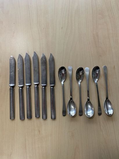 null Important lot in silver plated metal including :

1 nutcracker

 Pair of salad...