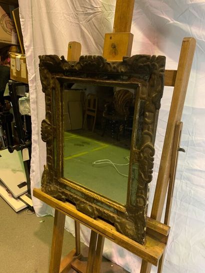 Miroir à parecloses en bois sculpté à décor...