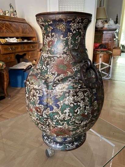null CHINE, vers 1900

Vase de forme balustre godronné à deux anses en bronze à décor...