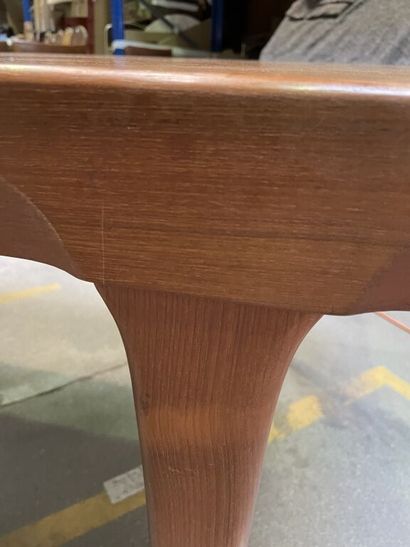 null VAMO SONDERBORG

Table rectangulaire en bois naturel avec système à allonges...