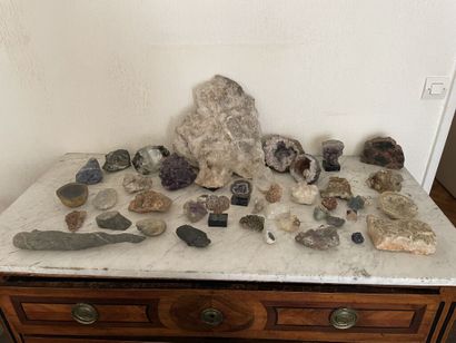  Ensemble de minéraux, la plupart trouvés dans les Alpes.