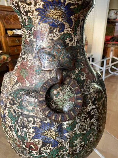 null CHINE, vers 1900

Vase de forme balustre godronné à deux anses en bronze à décor...