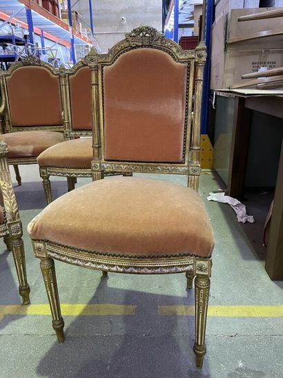  Paire de fauteuils et paire de chaises en bois doré mouluré et sculpté à décor d'un...