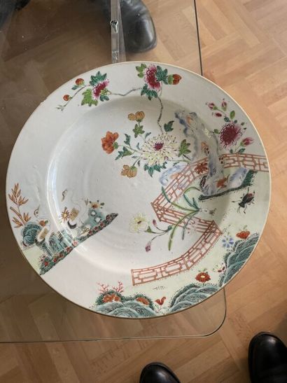 null CHINA, Compagnie des Indes

Porcelain plate with polychrome decoration of flowers...