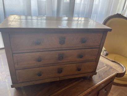 null Chest of drawers in walnut veneer opening by three drawers.

Louis XVI style.

29...
