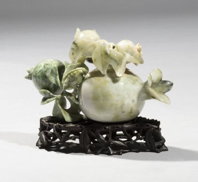 CHINE. 
Vase en jadéite en forme de pêches...