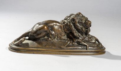  D'après Antoine Louis BARYE. 
Lion tenant un guib. 
Épreuve en bronze à patine brune....