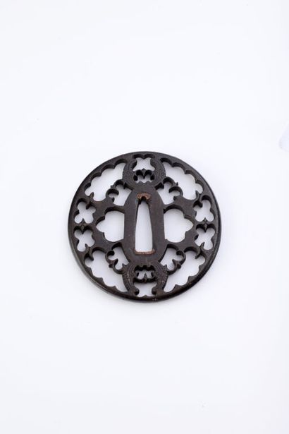 null JAPAN.

Oval iron tsuba, with stylized radiating engraved and chiseled decoration,...