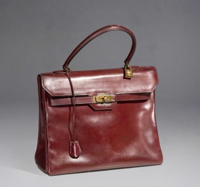  HERMÈS Paris. 
Année 1945. 
Sac « Kelly » 35 cm, en cuir box rouge Hermès, poignée,...