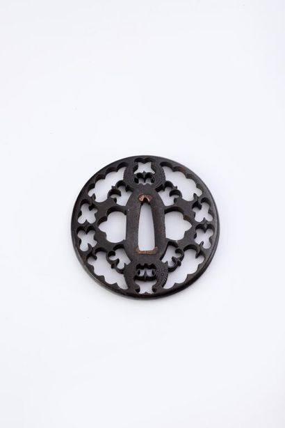  JAPON. 
Tsuba ovale en fer, à décor stylisé rayonnant gravé et ciselé, ajouré en...
