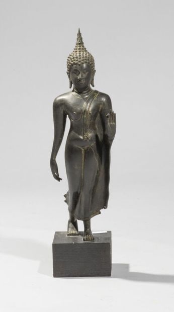 null THAILANDE.

Statue de bouddha marchant en bronze, vêtu d'un sanghati, les cheveux...