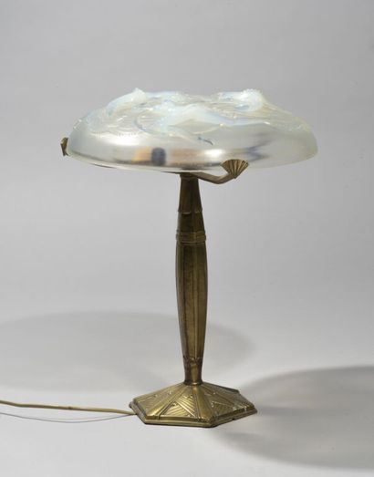  Attribué à Marius Ernest SABINO (1878-1961). 
Lampe à base et fût en bronze doré...