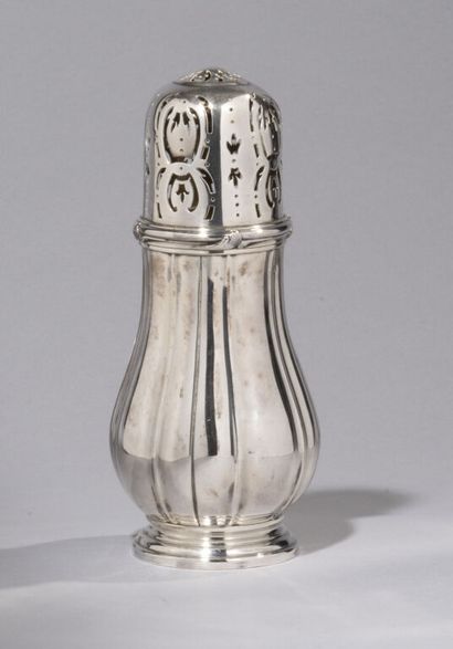 null PUIFORCAT.

Saupoudroir on baluster-shaped pedestal in silver 950 mm.

Minerve...