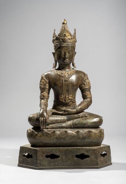  THAILANDE. 
Statue de bouddha en bronze partiellement doré, représenté assis en...